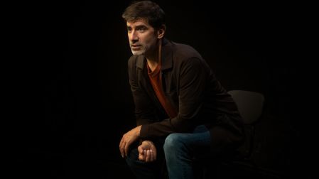 En esta puesta en escena participan 30 personajes; aborda temas como la salud mental, la adicción y sus tratamientos.