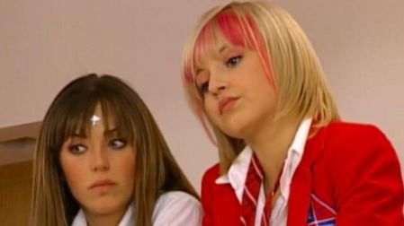 Angélique Boyer como Vico Paz, con cabello rubio y mechones rosas, junto a Anahí como Mía Colucci en Rebelde.