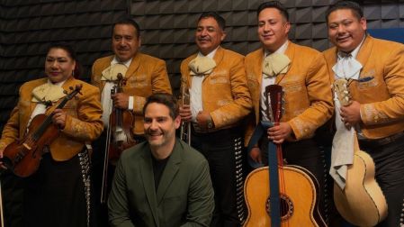 Tras perder cerca de 12 kilos durante su estancia en La Casa de los Famosos México, Memo Schutz habló sobre su cambio físico y bromeó al decir que le basta con que su esposa lo considere un galán.
