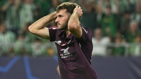 Santiago Gimenez jugó con Porto ante Betis; tuvo el empate tras un remate de cabeza.