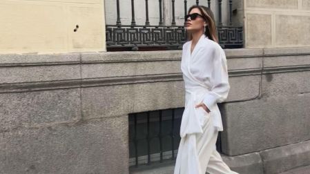 Un elegante traje blanco de dos piezas, un ramo de alcatraces blancos y burdeos y una ceremonia rodeada de sus seres queridos: Michelle Salas reveló algunos de los detalles más especiales de su boda