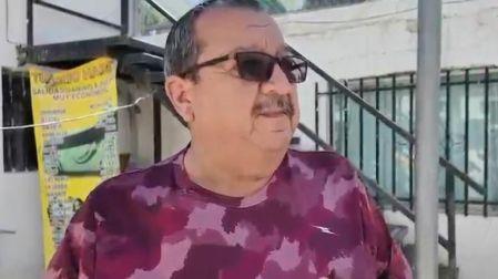 El pastor Juan Fierro acondicionó su iglesia con recursos donados para ofrecer un techo seguro a familias en tránsito.