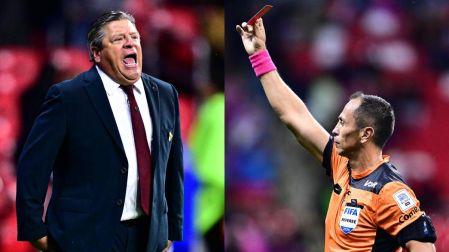Miguel Herrera es expulsado del partido frente a Pumas; Luis Enrique Santander le costó la cartulina roja.