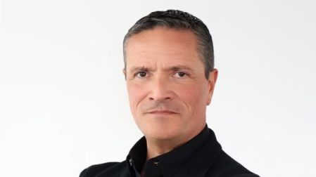 El conductor no titubea en dar la información y hablar como a. la gente le gustaría reclamar y las cosas.