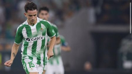 Álvaro Fidalgo ingresó por Pablo Fornals en el partido ante el Barcelona.