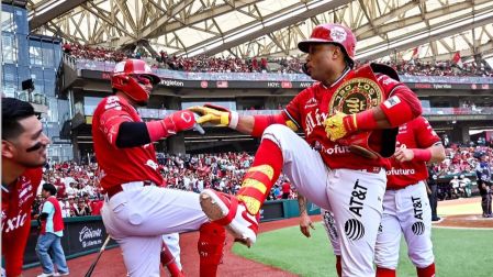 Robinson Canó festejando un HR con Diablos