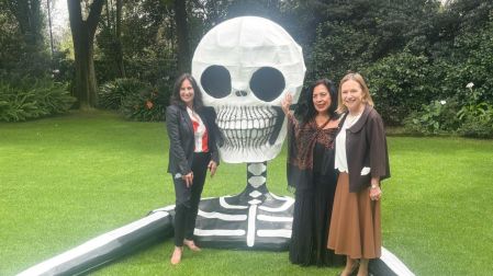 En la conferencia de prensa participaron Deborah Holtz, escritora y periodista, Betsabeé Romero, artista visual, y la embajadora de Francia en México, Delphine Borione.