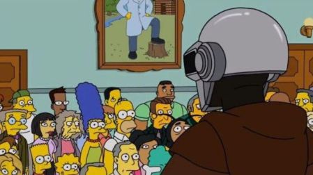 Escena de Los Simpson con Homero, Marge, Bart y Lisa frente a un personaje enmascarado durante el regreso de Apu.