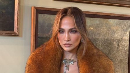 Jennifer Lopez posa con un abrigo marrón de pelo, vestido negro y collar plateado en medio de rumores de romance con Brett Goldstein.
