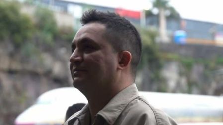 Josi Cuen aparece de perfil con una camisa gris durante una entrevista al aire libre sobre el incidente en Guadalajara.