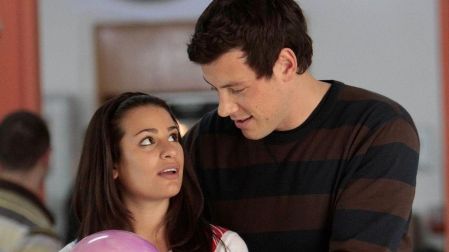 Lea Michele y Cory Monteith como Rachel Berry y Finn Hudson en Glee, sosteniendo una bola de boliche rosa.