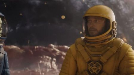 Chris Pratt como Star-Lord con traje espacial amarillo y casco, en una escena de Guardianes de la Galaxia Vol. 3.
