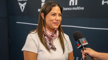Puebla a 25 octubre de 2026. Kathia Blanco, Directora desarrollo institucional Villas Juan Pablo recibió el donativo de Ivo Alem y MatÃas Almada tras la victoria de la dupla en el Cupra pádel tour Imagen 2026 presentado por Banco Multiva. Foto: Pavel Jurado Canseco