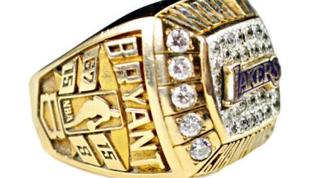 Un anillo de campeón con los Lakers también figuraría en la puja (AP)