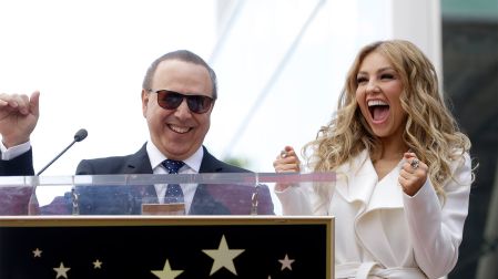 La intérprete Thalía y su esposo el magnate de la música Tommy Mottola durante la ceremonia de develación de la estrella de Thalía en el Paseo de la Fama de Hollywood. (AP)