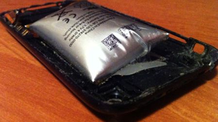Es habitual ver baterías hinchadas tras largos usos, pero los especialistas aseguran que es extraño en un teléfono que es casi nuevo. Foto: ESPECIAL