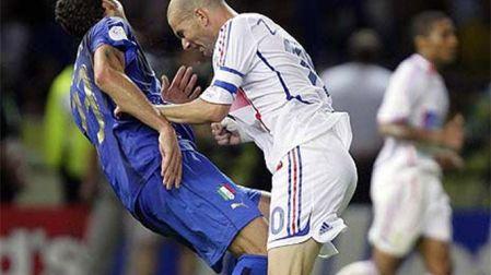 El momento en el que Zidane le da el cabezazo a Materazzi (Reuters)