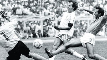 Un toque del capitán Michel Platini, ante la tardía llegada de Antonio Cabrini y la inútil reacción del portero Giovanni Galli. El primer gol francés, aquella tarde en Ciudad Universitaria. Foto: Archivo Excélsior