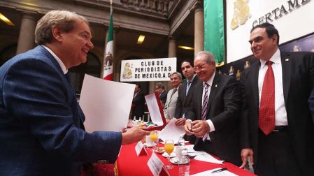 El columnista Francisco Garfias recibiendo su Premio Nacional de Periodismo.