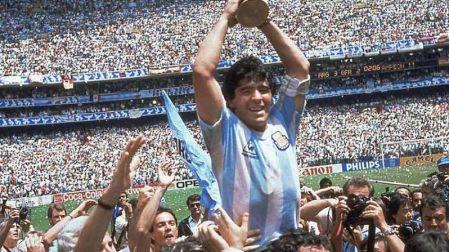 La nueva serie Prime Original recorrerá la vida de Maradona, desde sus primeros años y durante su prolífica carrera, extendiéndose desde su natal Argentina a su trayectoria en Barcelona, Nápoles y Sevilla, y relatará su papel clave liderando al equipo albiceleste hacia la victoria en el Mundial de México en 1986.