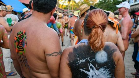 Turistas descansan y se divierten este fin de semana largo en la playa de Zipolite, en el municipio de San Pedro Pochutla, sede de la Quinta Edición del Festival Nudista Zipolite 2020.