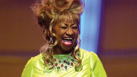 Amigos de la cantante cubana Celia Cruz estuvieron en el nombramiento de su calle en Nueva York. Fotos: AP