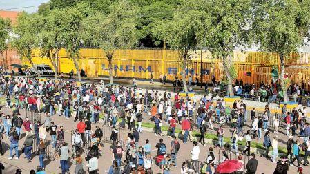 Las filas en la Prepa 9 dieron vuelta por el estacionamiento y siguieron por la lateral de Insurgentes poco antes de llegar a Montevideo; algunos de los inconformes que no pudieron entrar a vacunarse cerraron los carriles centrales de Insurgentes en protesta.