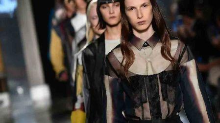 En los últimos años, las principales casas de moda italianas, entre ellas Prada, Armani, Gucci, Versace, Furla y Valentino han renunciado al uso de pieles de animales en sus colecciones. Foto afp