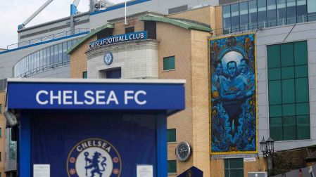 Varias medidas se tomarán con el Chelsea tras la sanción al empresario Roman Abramovich (Fotos: Reuters)