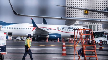 Un avión de Aeroméxico en una pista del AICM