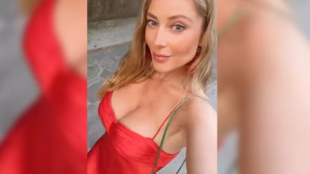 Vanessa Huppenkothen en vestido rojo.