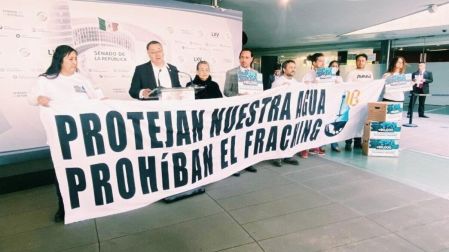 Integrantes de la Alianza Mexicana Contra el Fracking acudieron al Senado para entregar 90 mil firmas contra esta práctica