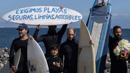 Manifestación por el asesinato de surfistas en Baja California