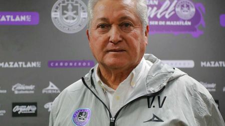 Víctor Manuel Vucetich con la chamarra del Mazatlán FC.