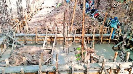 Trabajadores laborando en una construcción.