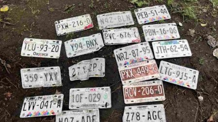 Placas de autos se caen tras fuertes lluvias.