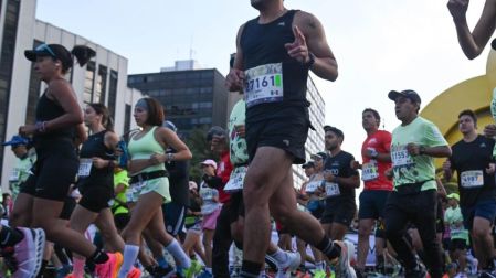 Personas corriendo en Medio Maratón CDMX 2024