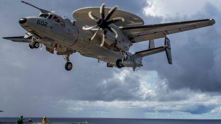 El portaaviones clase Nimitz USS Abraham Lincoln realiza operaciones de vuelo de rutina en el Océano Pacífico