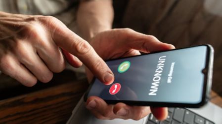 Hombre desvía llamada de su celular