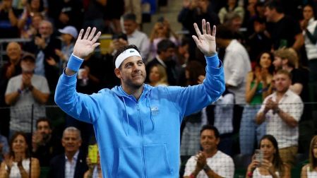 Juan Martín del Potro aplaude a los más de 10 mil aficionados que lo despidieron como tenista profesional.