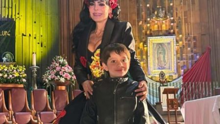 Maribel Guardia la canta a la Virgen acompañada de su nieto José Julián