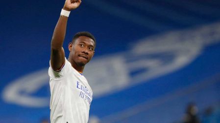 David Alaba levantando el puño derecho.