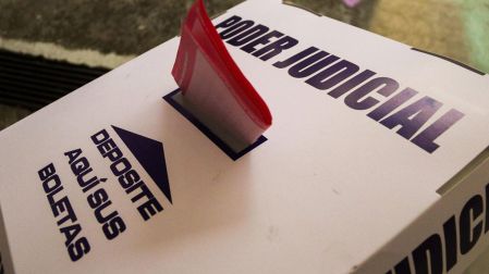 Urna utilizada en la casilla electoral durante la elección judicial
