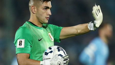 Santiago Mele con el balón en su mano derecha.
