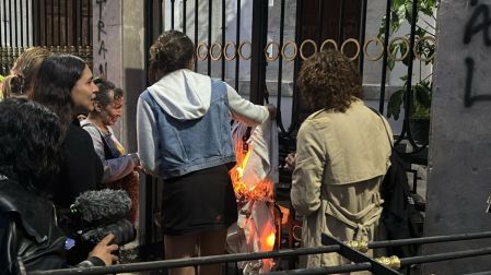 Mujeres del colectivo Lleca participan en la quema de una manta como parte de su protesta frente a la Secretaría de Gobernación en la Ciudad de México, para exigir la aplicación de la Recomendación 42/2024 sobre los derechos de personas trans privadas de la libertad