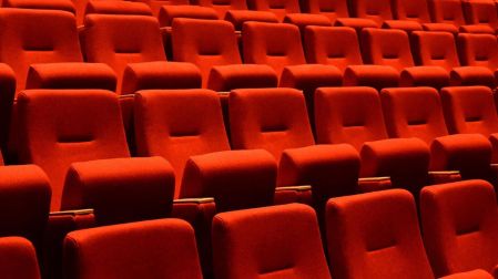 Butacas rojas en una sala de cine