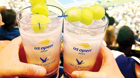 Dos personas sostienen el coctel Honey Deuce durante el US Open.