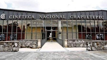 Fachada de la Cineteca Chapultepec.