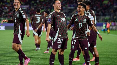 Hugo Camberos celebrando con Amaury Morales.