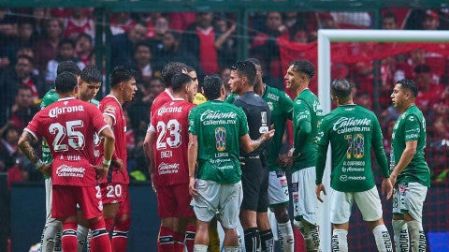 Jugadores de Toluca y León reclamando al árbitro. (Mexsport)